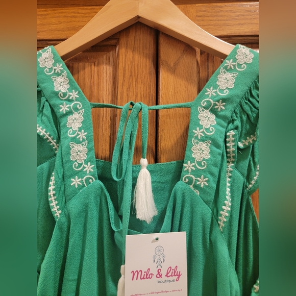 NWT Boutique green embroidered top. - Picture 4 of 4